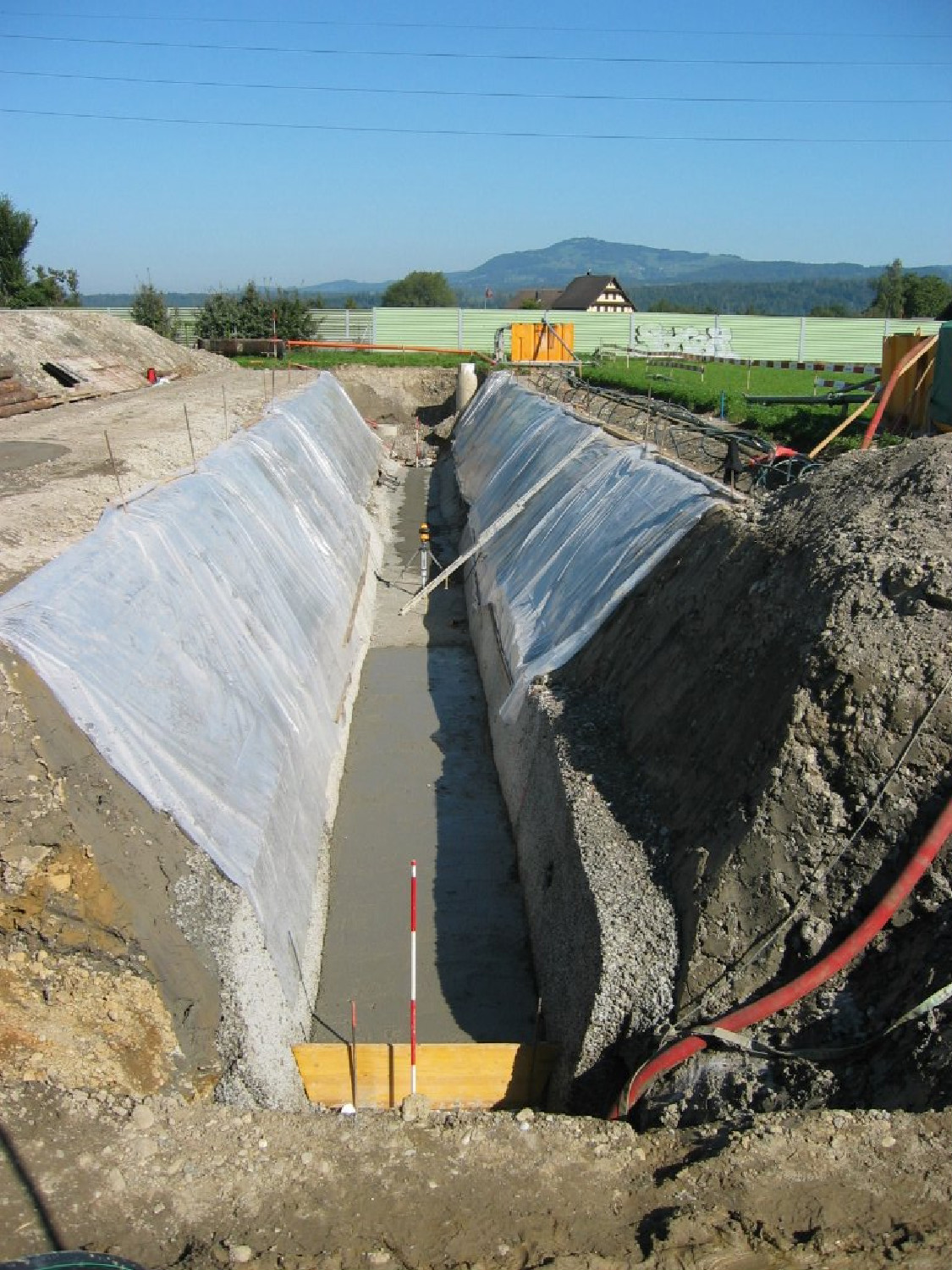 Grundwasserabsenkung, Böschungssicherung und Betonplatte