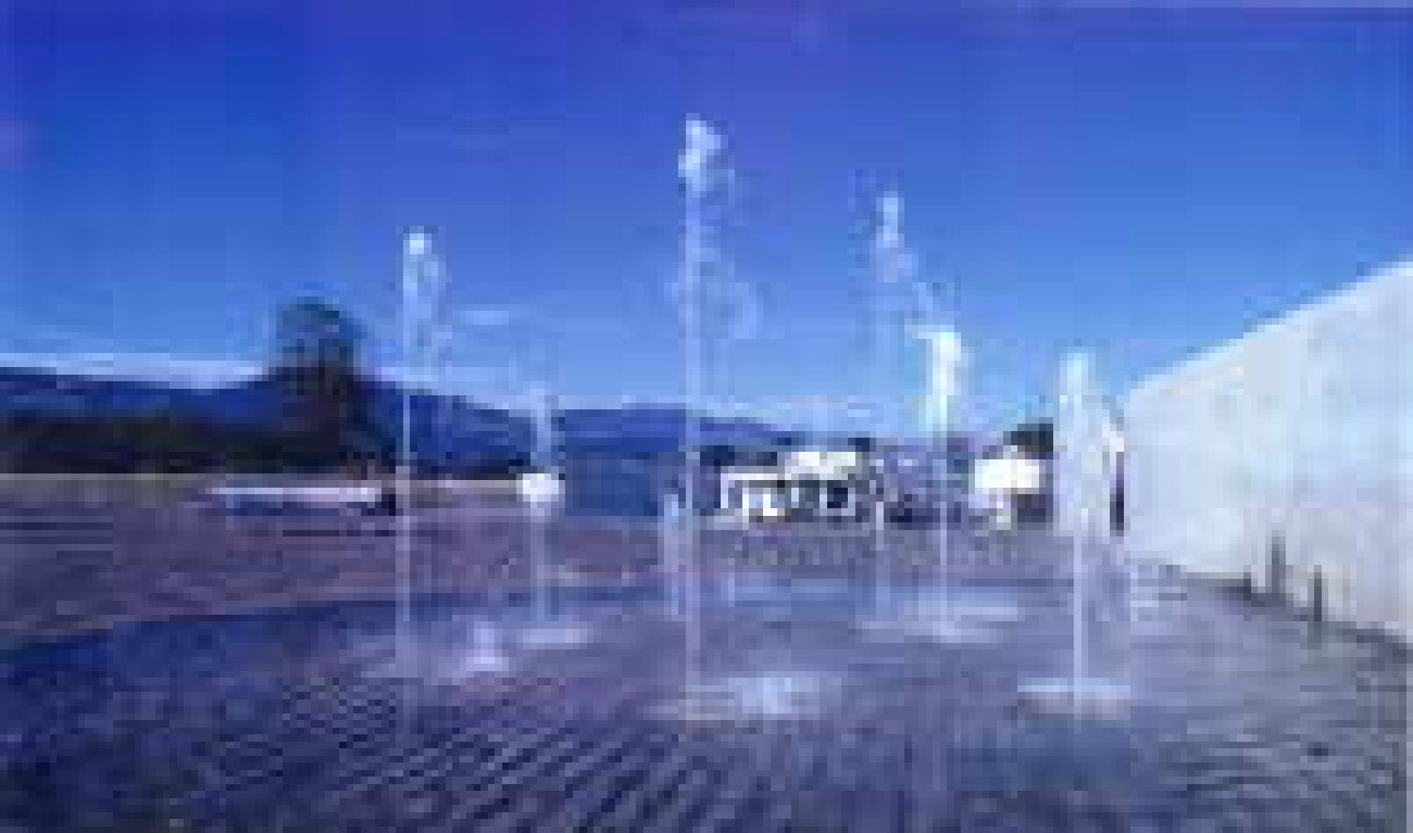 Reihenpflästerung mit Wasserspiel